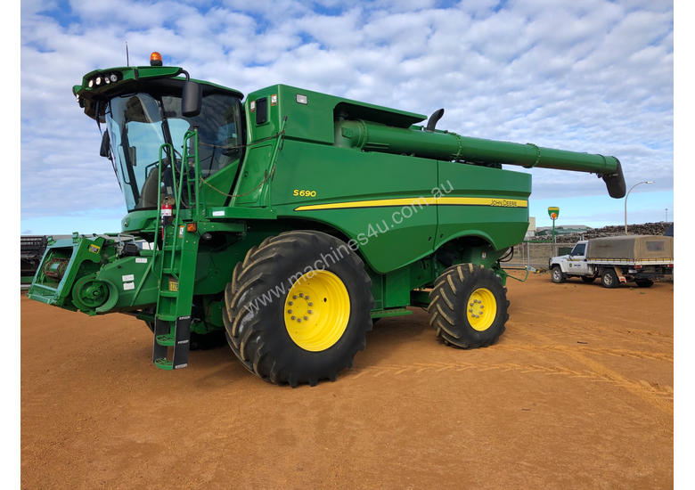 caption John Deere S690 Header(Combine) Harvester/Header