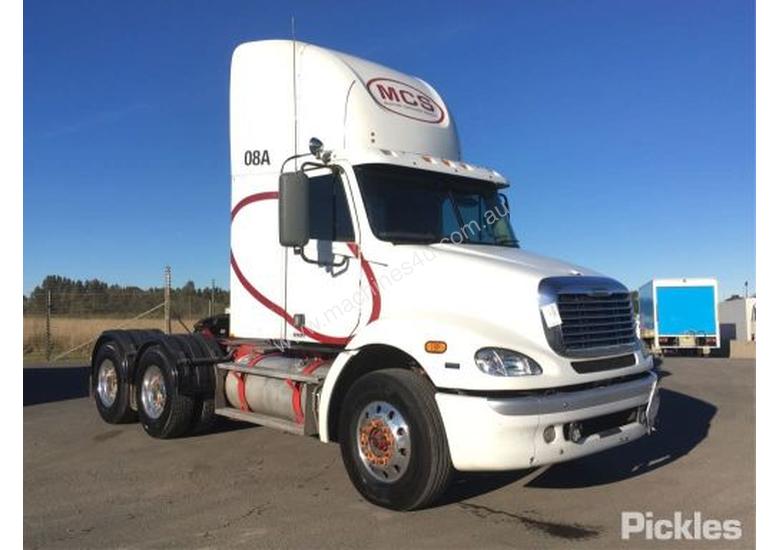 caption 2010 Freightliner Columbia CL112