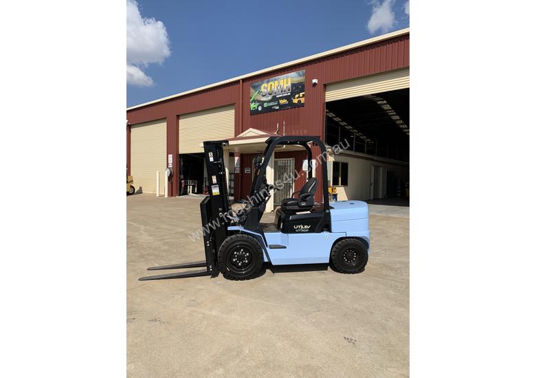 caption New Utilev 3 Tonne Diesel Container Mast Forklift