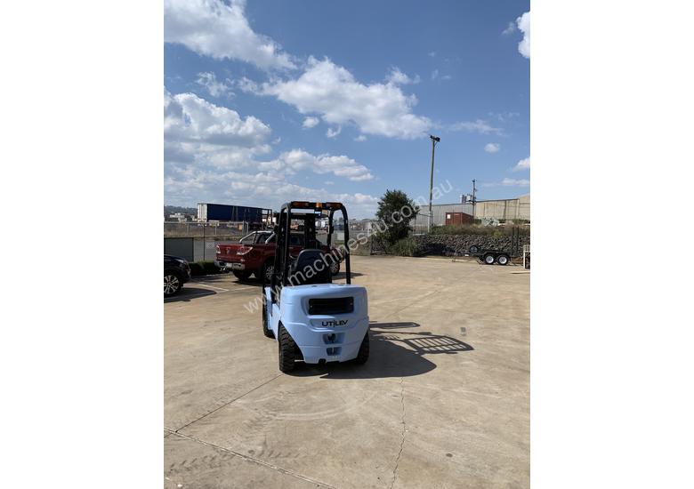 caption New Utilev 3 Tonne Diesel Container Mast Forklift