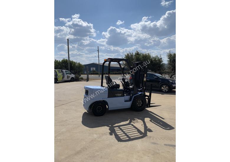 caption New Utilev 3 Tonne Diesel Container Mast Forklift