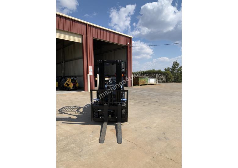 caption New Utilev 3 Tonne Diesel Container Mast Forklift