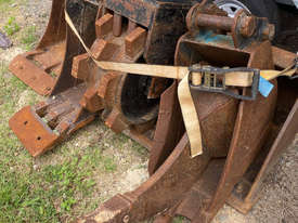 3.8 t Excavator. Power tilt. Full buckets. Auger. Compaction wheel - picture2' - Click to enlarge