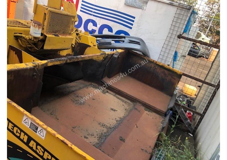 caption asphlt paver running good need inspection befor buy locae in laverton
