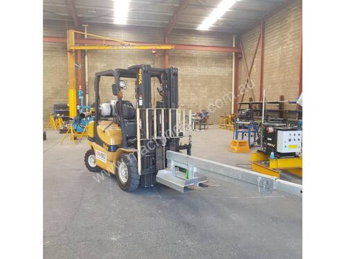 Yale 2.5t LPG forklift with jib