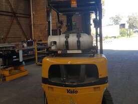 Yale 2.5t LPG forklift with jib - picture2' - Click to enlarge