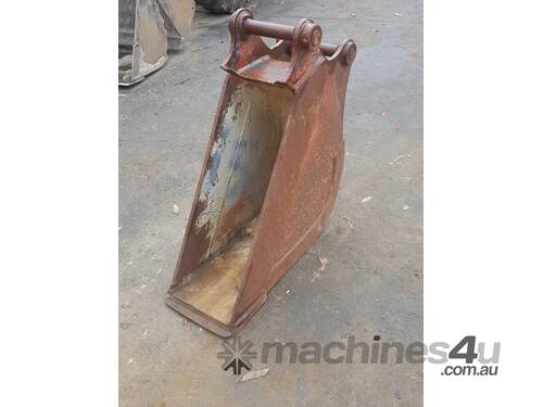 8 Tonne, 300mm Gummy Bucket. In good used condition.6 month warranty