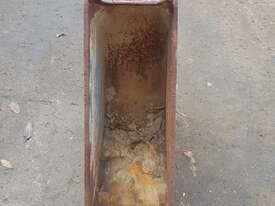 8 Tonne, 300mm Gummy Bucket. In good used condition.6 month warranty - picture0' - Click to enlarge