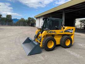 GEHL V420 Skid Loader + 2 Buckets - picture1' - Click to enlarge