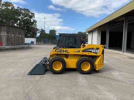 GEHL V420 Skid Loader + 2 Buckets - picture2' - Click to enlarge