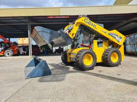 GEHL V420 Skid Loader + 2 Buckets - picture0' - Click to enlarge