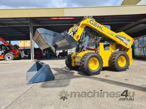 GEHL V420 Skid Loader + 2 Buckets