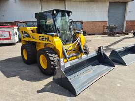 GEHL V420 Skid Loader + 2 Buckets - picture0' - Click to enlarge