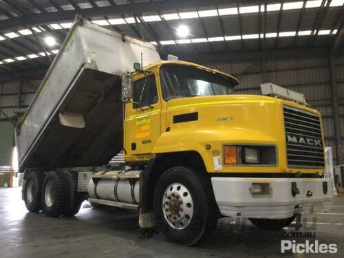 2004 Mack CH Fleetliner