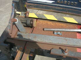 Manual treadle guilotine - picture0' - Click to enlarge