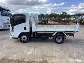 2009 Isuzu NLR200 - picture1' - Click to enlarge