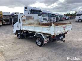 2009 Isuzu NLR200 - picture2' - Click to enlarge