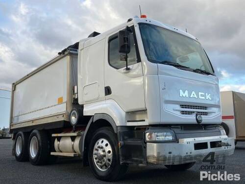 2006 Mack Quantum