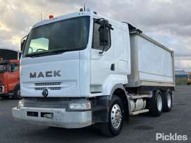 2006 Mack Quantum - picture0' - Click to enlarge