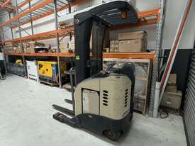 Crown 5200 Series reach truck - picture0' - Click to enlarge