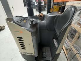 Crown 5200 Series reach truck - picture0' - Click to enlarge