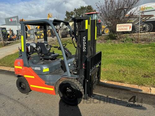 Forklift Toyota 2.5 Tonne Gas 2014 3533hrs Side Shift