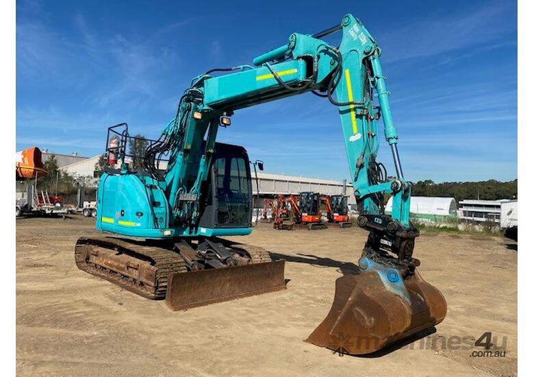 caption 2018 Kobelco SK135SR-3 15tn Excavator Offset Boom with Tilt Hitch