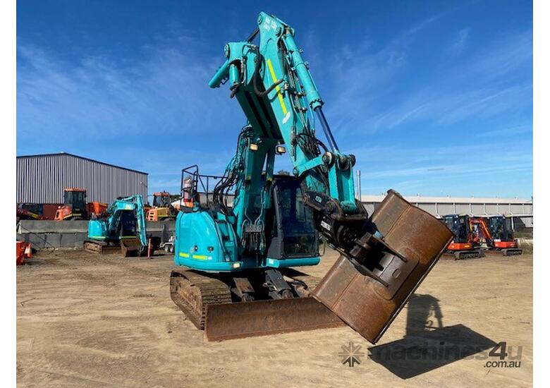 caption 2018 Kobelco SK135SR-3 15tn Excavator Offset Boom with Tilt Hitch