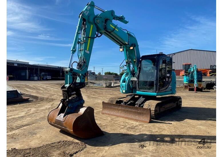 caption 2018 Kobelco SK135SR-3 15tn Excavator Offset Boom with Tilt Hitch