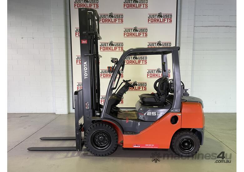 caption 2015 TOYOTA 32-8FG25 4500V 2 STAGE CLEAR VIEW MAST