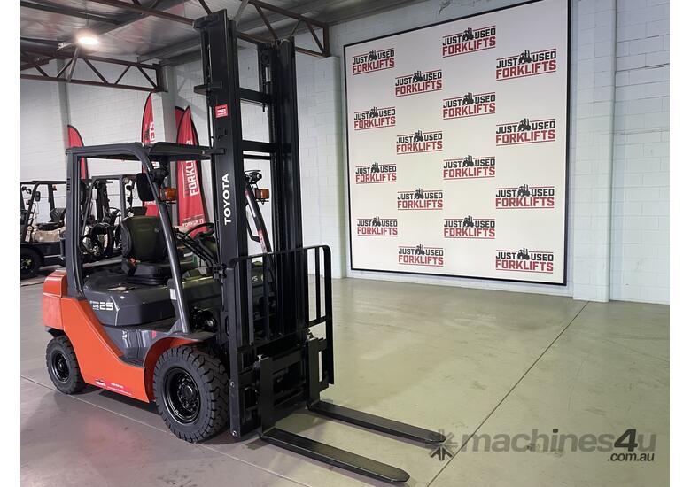 caption 2015 TOYOTA 32-8FG25 4500V 2 STAGE CLEAR VIEW MAST