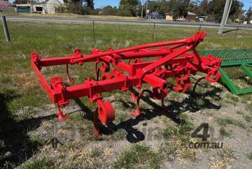 Massey Ferguson 3PL Curly Tyne Cultivator Massey Ferguson 3PL Curly Tyne Cultivator
