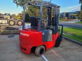 Hire 2005 nichiyu Excellent Condition Nichiyu Forklift 4 Wheel Counter ...