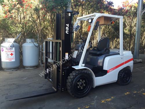 TEU Forklift Diesel 3.5T 4.5m Lift Container Mast