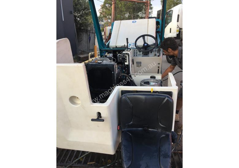 caption Industrial Ride On Sweeper