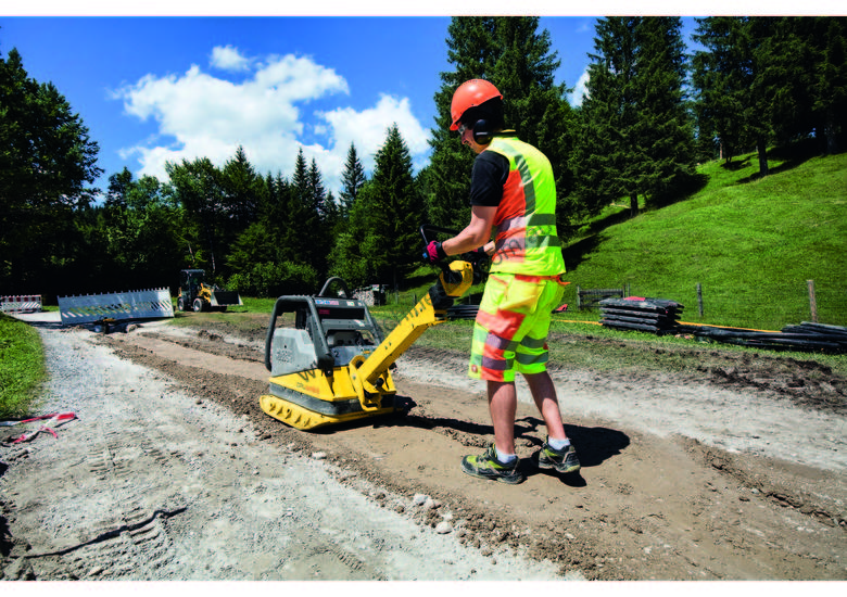 caption diesel powered forward and reverse vibrating plate