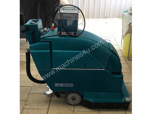 Tennant 5200 Floor Scrubber with batteries and charger