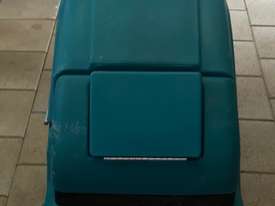 Tennant 5200 Floor Scrubber with batteries and charger - picture0' - Click to enlarge