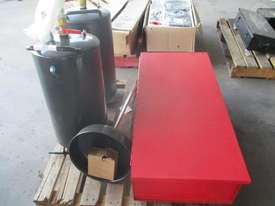1 Pallet Parts WASHER&2 Oil Tanks - picture0' - Click to enlarge
