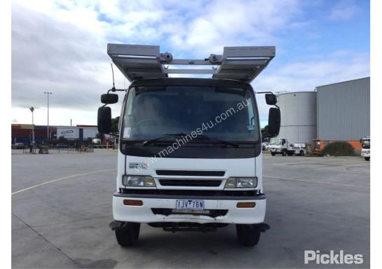 caption 2003 Isuzu FVR900T