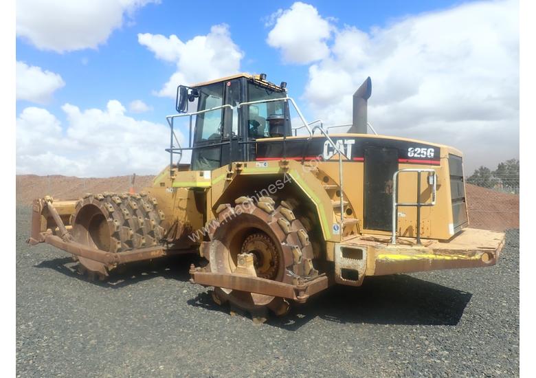 caption 1997 Caterpillar 825G Compactor
