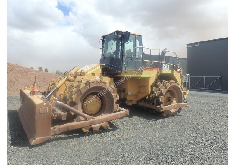 caption 1997 Caterpillar 825G Compactor