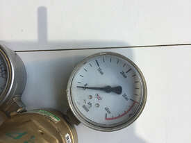 Harris Single Stage Cylinder Regulator Model 987 - picture2' - Click to enlarge