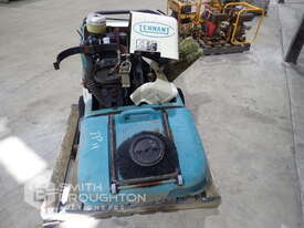 TENNANT 6080 FLOOR SWEEPER - picture0' - Click to enlarge