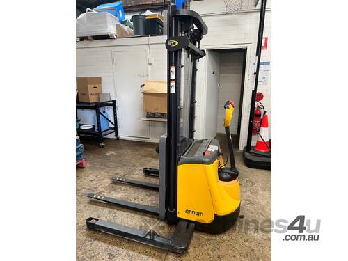 Crown ST 3000 Series Walkie Stacker