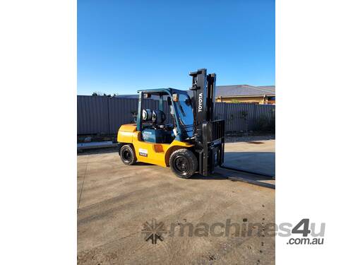 Toyota Forklift 4T Low Hours