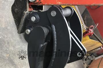 Roo Attachments 1.7T Manual Grab John Deere