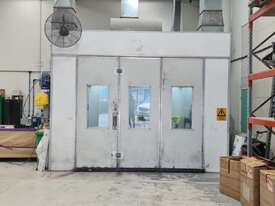 Fully operational paint booth with paint mixing room - picture2' - Click to enlarge