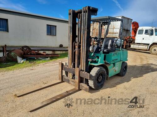 caption Mitsubishi FG30 Forklift