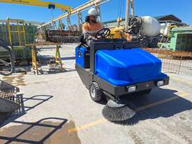 BUY NEW CONQUEST INDUSTRIAL BATTERY ELECTRIC FLOOR SWEEPER WITH WATERPROOF FILTER * MELBOURNE VIC - picture2' - Click to enlarge